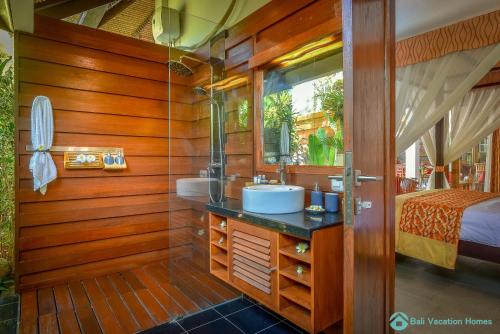Postel nebo postele na pokoji v ubytování Villa Kamboja - Intimate Luxury Lovina Beach Villa