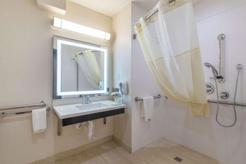 een badkamer met een wastafel en een douche bij Quality Inn Banning I-10 in Banning