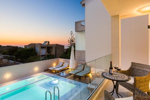 Bazén v ubytování Villa Amelia I Free 9 seater mini van & pool nebo v jeho okolí