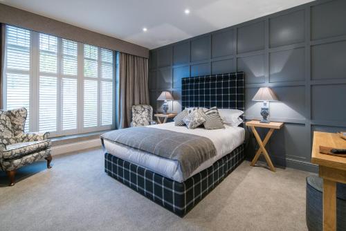 A bed or beds in a room at Assheton Arms 