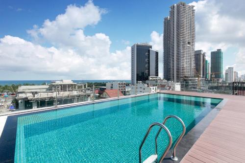 สระว่ายน้ำที่อยู่ใกล้ ๆ หรือใน Maple Suite Hotel & Apartment