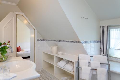 Vonios kambarys apgyvendinimo įstaigoje Hotel Seiler Hof Keitum garni