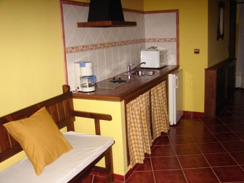 a kitchen with a sink and a counter top at La Boticaria Casa Rural Apartamento in Descargamaría