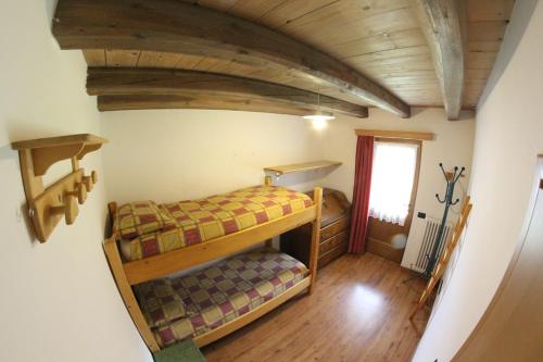 Zimmer mit 2 Etagenbetten in einem Haus in der Unterkunft Agriturismo Maso Fumas in Canale dʼAgordo