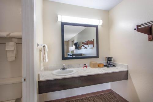 Bathroom sa Super 8 by Wyndham Florence