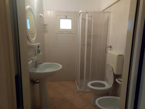 W łazience znajduje się umywalka, toaleta i prysznic. w obiekcie Villa Itaca w mieście Sant'Isidoro