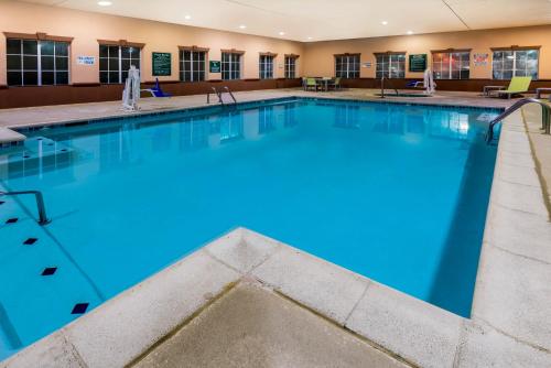 una gran piscina con agua azul en una habitación de hotel en La Quinta by Wyndham DFW Airport West - Bedford, en Bedford
