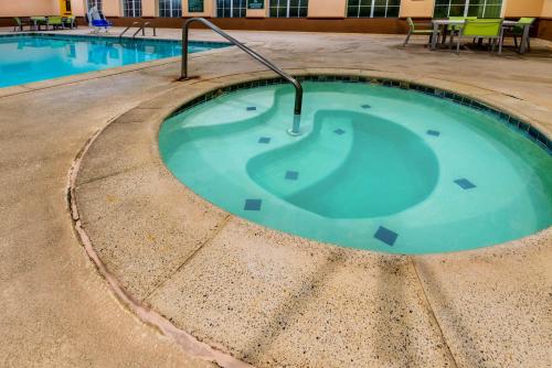 a hot tub in a pool at a hotel at La Quinta by Wyndham DFW Airport West - Bedford in Bedford