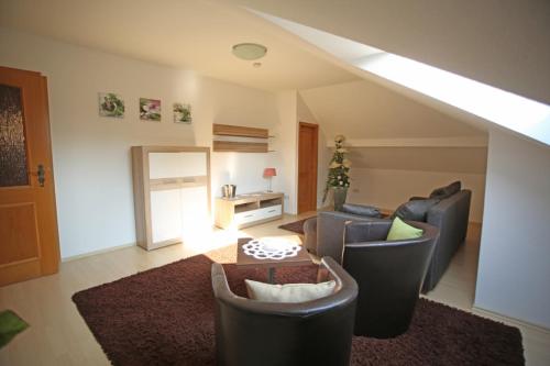 ein Wohnzimmer mit 2 Sofas und einem Tisch in der Unterkunft Ferienwohnung Ramstein in Ramstein-Miesenbach