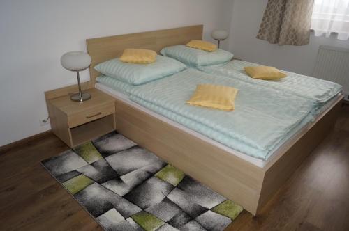 - une chambre avec 2 lits et un tapis dans l'établissement Apartmány IVKA a MAŤKO DONOVALY 198, à Donovaly