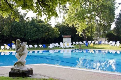 Bazén v ubytování Rothschild Galilee Hospitality nebo v jeho okolí