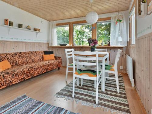 ファルケンベリにあるHoliday home in Falkenberg 1のリビングルーム(ソファ、テーブル、椅子付)