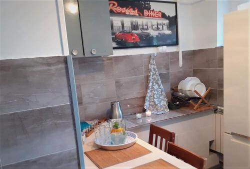 een keuken met een tafel met een kerstboom aan de muur bij APARTAMENT POD DZIEWIĄTKĄ in Sandomierz