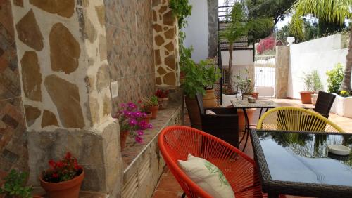 a patio area with a table, chairs, and a patio umbrella at Hostal Residencial La Paloma II in Calpe