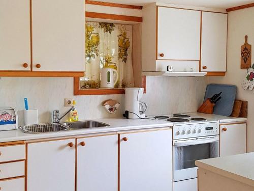 Two-Bedroom Holiday home in Vistdal tesisinde mutfak veya mini mutfak