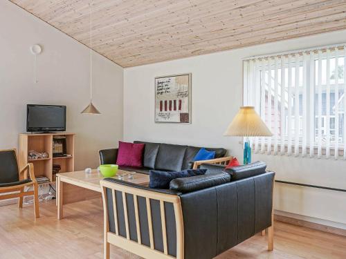 - un salon avec un canapé et une table dans l'établissement 4 person holiday home in Gudhjem, à Gudhjem