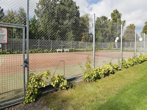 Rørvigにある8 person holiday home in Nyk bing Sjのテニスコートの黄花の柵
