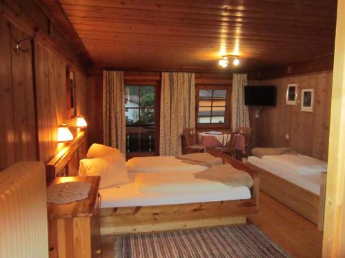 a bedroom with two beds in a room at Hansenhof in Prägraten