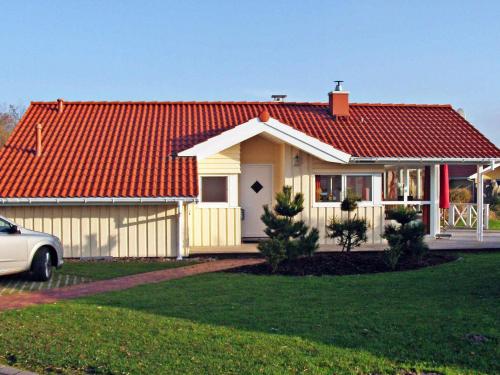 オッテルンドルフにある6 person holiday home in Otterndorfの赤屋根の家