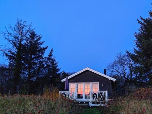 een klein huis bovenop een heuvel bij 4 person holiday home in Oure in Oure