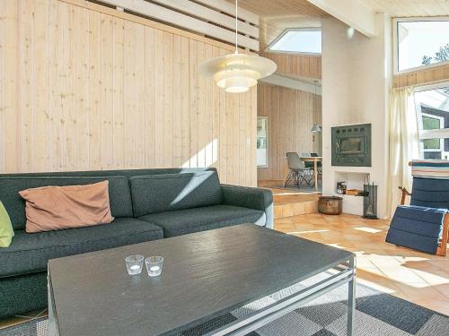 Ålbækにある6 person holiday home in lb kのリビングルーム(ソファ、テーブル付)