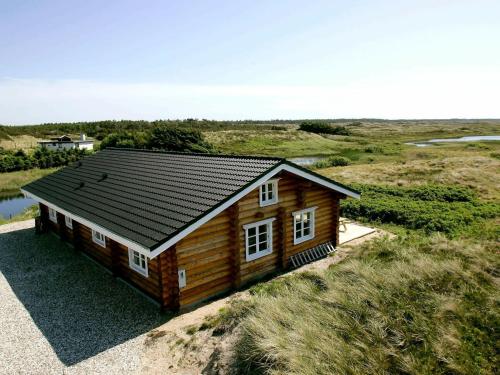Frøstrupにある10 person holiday home in Fr strupの草原の小さな丸太小屋