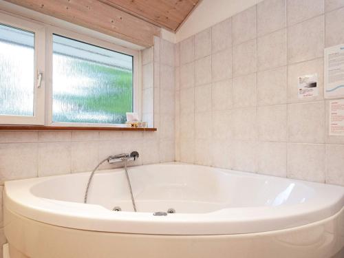10 person holiday home in Ringk bing tesisinde bir banyo