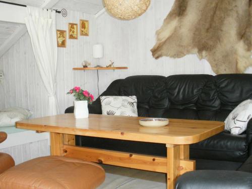 ein Wohnzimmer mit einem Tisch und einem Sofa in der Unterkunft 4 person holiday home in Jerup in Jerup