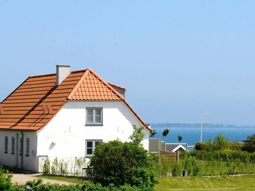 een wit huis met een oranje dak bij 6 person holiday home in Hejls in Hejls
