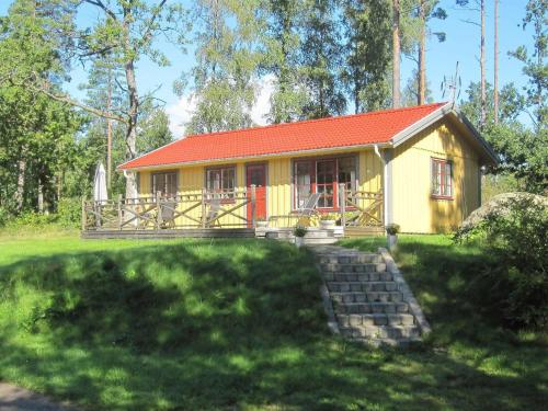 Håcksvikにある4 person holiday home in H CKSVIKの赤屋根の小黄色い家