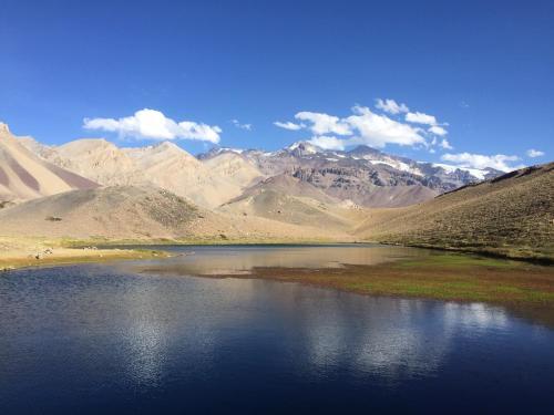 a large body of water with mountains in the background at Cabaña El Ingenio in El Ingenio
