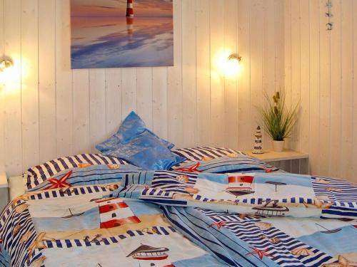 1 cama con edredón y almohadas en Two-Bedroom Holiday home in Grömitz 19, en Grömitz