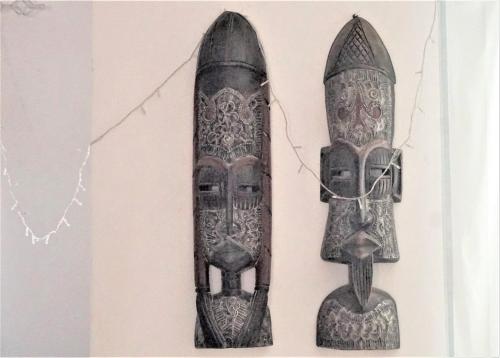 a pair of skis hanging on a wall at B & B Villa Calliandra in Bijilo