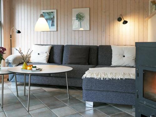Torup Strandにある6 person holiday home in Fjerritslevのリビングルーム(ソファ、テーブル付)