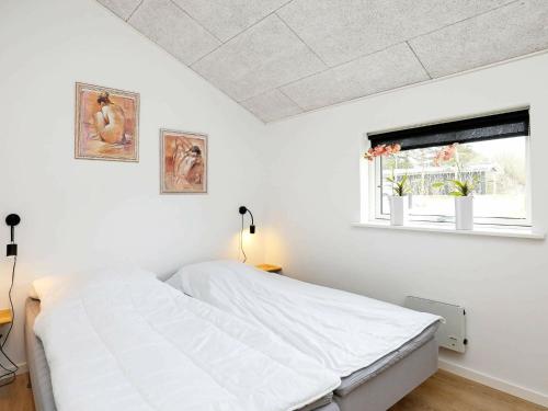 - une chambre blanche avec un lit et une fenêtre dans l'établissement Three-Bedroom Holiday home in Løgstør 6, à Trend