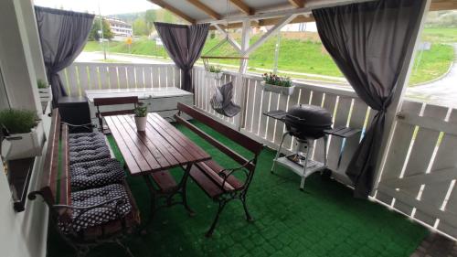 a balcony with a table and chairs and a grill at Apartament Deja Vu-Bieszczady in Ustrzyki Dolne