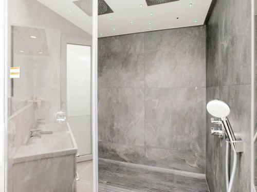uma casa de banho com um chuveiro e um lavatório. em One-Bedroom Holiday home in Wendtorf 8 em Wendtorf