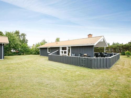 Øster Hurupにある8 person holiday home in Hadsundの庭前の柵付きの家