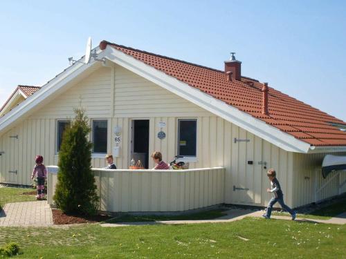 eine Gruppe von Menschen, die vor einem Haus stehen in der Unterkunft 6 person holiday home in Otterndorf in Otterndorf