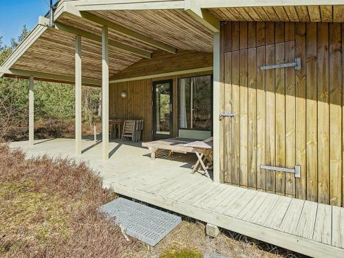 Vester Sømarkenにある6 person holiday home in Nexの木造キャビン(デッキにピクニックテーブル付)
