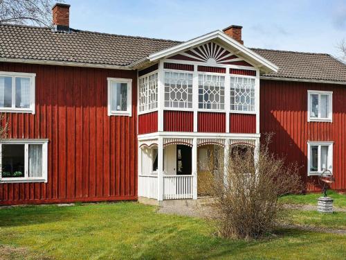 Rörvikにある7 person holiday home in R RVIKの赤い家