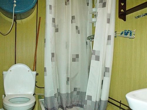 y baño con aseo y cortina de ducha. en One-Bedroom Holiday home in Frei en Frei