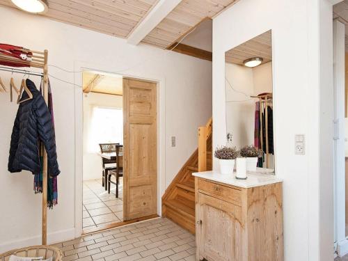 Cette chambre dispose d'une porte en bois et d'une table. dans l'établissement Holiday Home Fyrvej XIX, à Blåvand