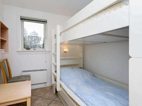 Palanda nebo palandy na pokoji v ubytování Two-Bedroom Holiday home in Ringkøbing 10