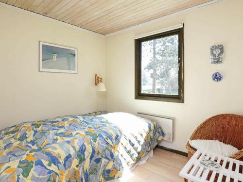 En eller flere senge i et værelse på Holiday home Rødby XIX