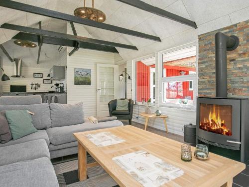 - un salon avec un canapé et une cheminée dans l'établissement 8 person holiday home in Bl vand, à Blåvand
