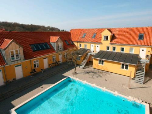 Cette chambre offre une vue sur une maison dotée d'une piscine. dans l'établissement 6 person holiday home in Gudhjem, à Gudhjem