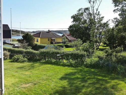 uma vista para um quintal com uma casa em 4 person holiday home in H LLEVIKSSTRAND em Hälleviksstrand