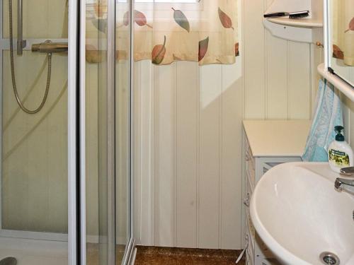 Ванная комната в Holiday home EIDSVÅG III