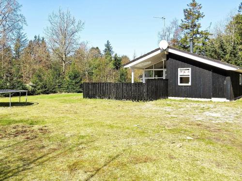 Halsにある8 person holiday home in Halsの目の前に芝生の小さな黒い建物